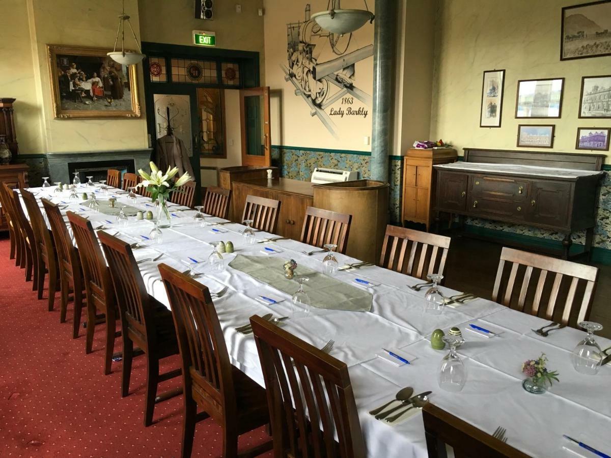 Victoria Railway Hotel Invercargill Bagian luar foto